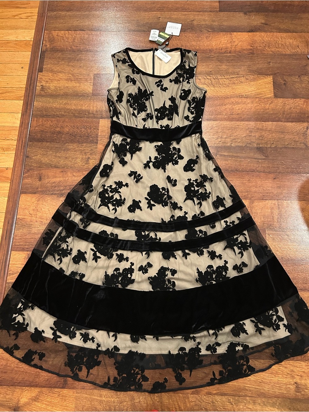 NWT Taylor Black Velvet and Beige Floral Sleeveless Midi Dress Size 4